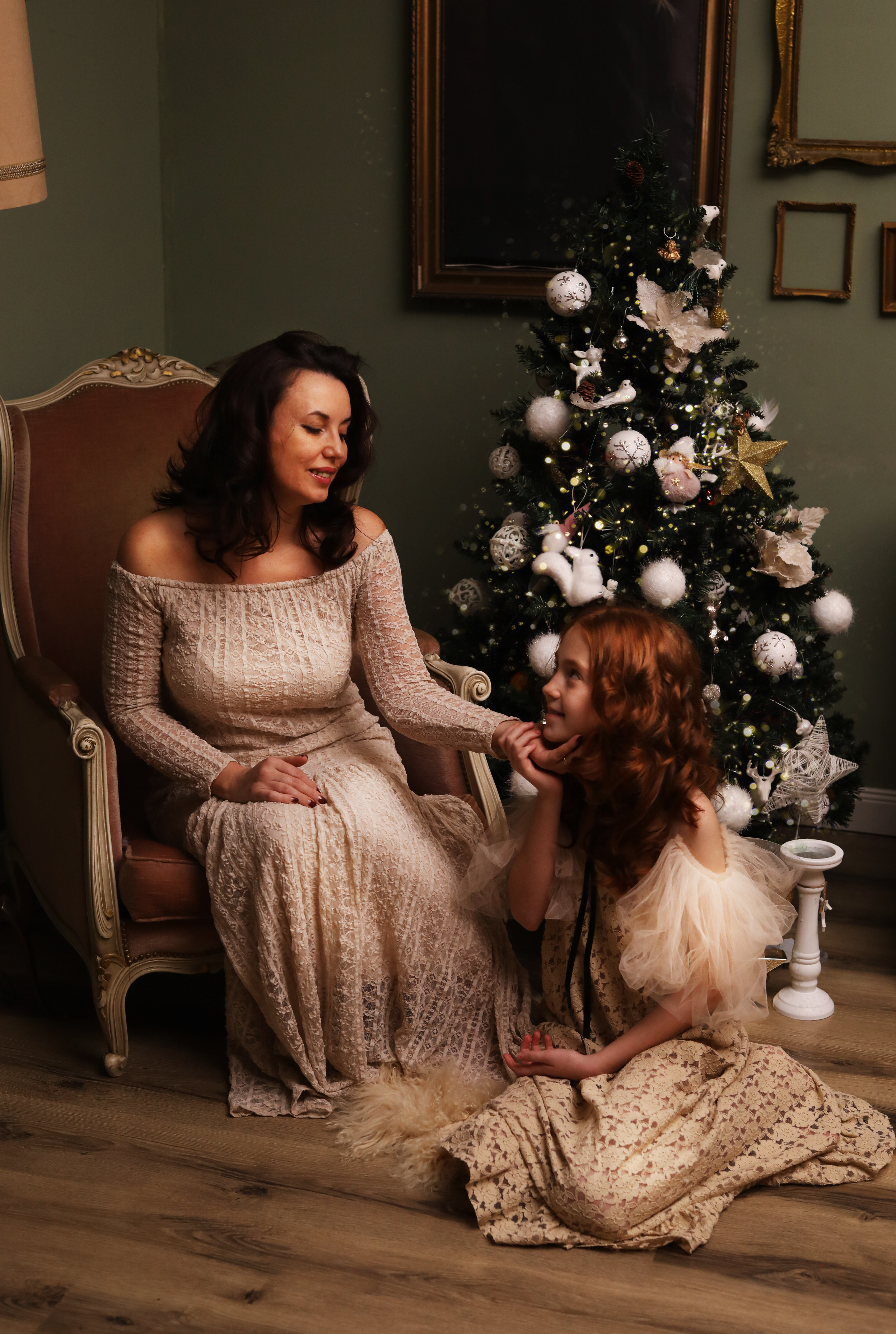 Într-un colț cald al sufletului tău, copilul interior încă așteaptă să fie văzut, ascultat și mângâiat. Poate că a fost cândva speriat, poate neînțeles, poate lipsit de iubire. Dar astăzi, îi poți oferi siguranța, grija și acceptarea pe care și le-a dorit dintotdeauna. 🌿 Te-ai gândit vreodată cât de mult îți influențează trecutul emoțiile de azi? Poate că te regăsești în momente de tristețe fără un motiv clar, poate te temi să fii vulnerabil, sau poate simți că nu ești niciodată suficient. Rănile copilului interior nu dispar, ele așteaptă să fie îmbrățișate. Această serie de 6 sesiuni transformaționale este o invitație la o călătorie blândă spre sine, folosind arta intuitivă, journaling-ul și introspecția profundă. Într-o atmosferă caldă și sigură, vei învăța să îți asculți emoțiile, să recunoști tiparele din trecut și să le transformi în puterea ta interioară. 🎨 Ce vei descoperi? 🌟 Cum să îți recunoști și să îți vindeci copilul interior 🌟 Cum emoțiile tale de astăzi sunt legate de experiențele din copilărie 🌟 Cum arta și journaling-ul te pot ajuta să eliberezi ceea ce nu ai putut exprima niciodată 🌟 Cum să îți creezi siguranță emoțională și să te reîntorci cu iubire la tine însuți 📅 CUM SE DESFĂȘOARĂ? ✨ Sesiunea 1 începe pe 21 februarie, la ora 18:00, într-un cadru plin de căldură și conexiune, la Wonderspace. ✨ Urmează 5 sesiuni, unele fizice, altele online, pentru ca tu să ai flexibilitatea de a-ți găsi ritmul potrivit. 📍 3 sesiuni fizice – pentru experiențe de conectare autentică 💻 3 sesiuni online – pentru explorare interioară din confortul casei tale Poți alege să participi doar la o sesiune, dar recomandăm întregul proces pentru o transformare profundă. 🌲 Dă-ți voie să fii din nou acel copil care se simte iubit, protejat și văzut. 🕯 Oprește-te o clipă. Așază-te confortabil. Inspiră profund. Simte. Poate că este momentul să îți spui: „Sunt aici pentru tine. Te văd. Te aud. Te iubesc.” 📌 Locurile sunt limitate! Înscrie-te acum și începe această călătorie către tine însuți. 🔗 [Adaugă aici butonul de înscriere] 💛 Unele răni nu pot fi uitate, dar pot fi vindecate. Unele povești nu pot fi schimbate, dar pot primi un nou final. 💛